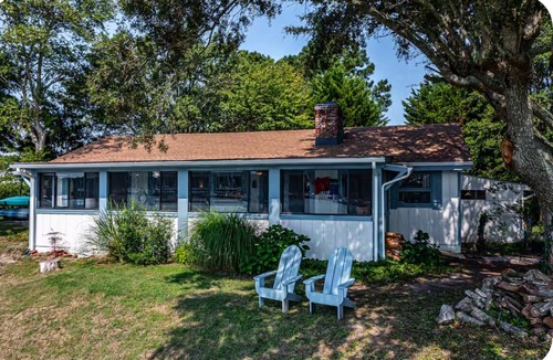 Christchurch Cottage | Quaint cottage in welcoming Topping with cozy charm, water view from all windows