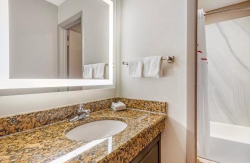 North Newport News Hotel | Red Roof Inn & Suites Newport News