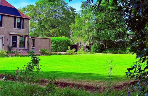 Newtongrange Villa | Red Roofs - 5BR Luxury - Large Gardens - EV Point - Near Edinburgh