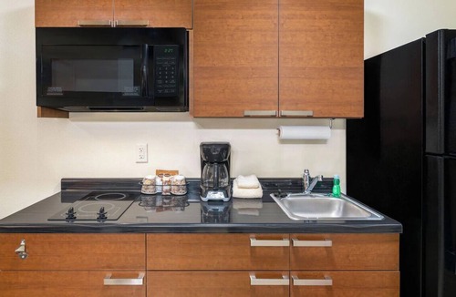 Soncy Hotel | Relax and Cook in a Spacious Suite with Kitchen Near Austin Park and Route 66