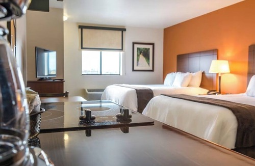 Soncy Hotel | Relax and Cook in a Spacious Suite with Kitchen Near Austin Park and Route 66