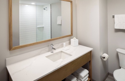 Orono Hotel | Relaxing UMaine Stay! 3 Comfy Units w/Gym Access & Free Parking!