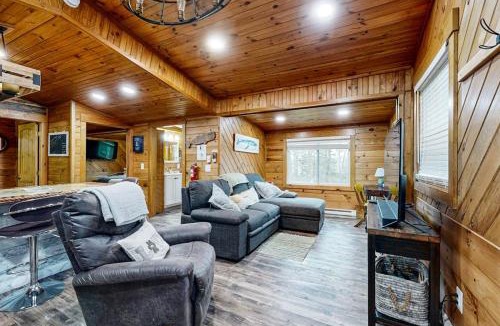 West Boothbay Harbor House | Remodeled Cottage with AC, Private W/D, Full Kitchen, and High-Speed WiFi