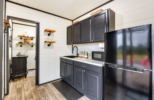 Thurber House | Remote Strawn Container Home w/Hot Tub!
