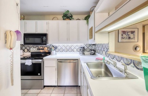 Warren Condo | Resort condo with 3 pools, sports courts, & convenient ski access