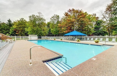 Warren Condo | Resort condo with 3 pools, sports courts, & convenient ski access
