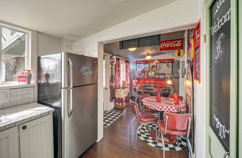 Llano House | Retro Retreat in Llano w/Screened Porch!