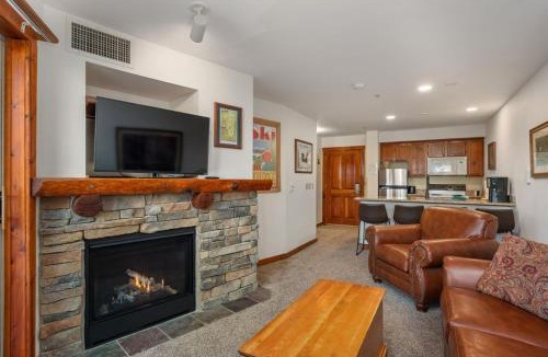 Edray Apartment | RF 219 Ski-InOut Hot Tub & Garage Sleeps 4