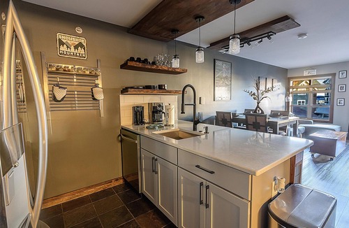 Edray Condo | RL 419 - High-Elevation Renovated Summer Escape in Prime Village Spot