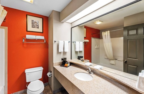 Temple Hotel | Rodeway Inn
