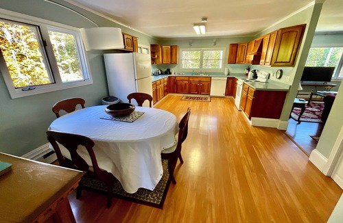 Camden House | Romantic Coastal Escape near Harbor