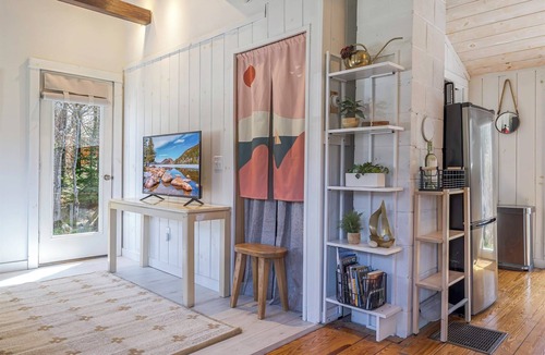 Town Hill Cabin | Romantic Forest Cabin - private, near everything