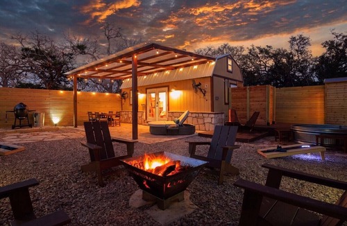 Wimberley Cabin | Romantic Luxury Retreat-hot/cold pool & sauna