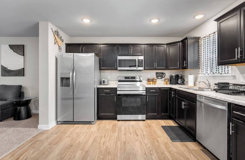 Sandston House | Roomy Getaway: Elevate Your Stay, 6 Mins to RIC!