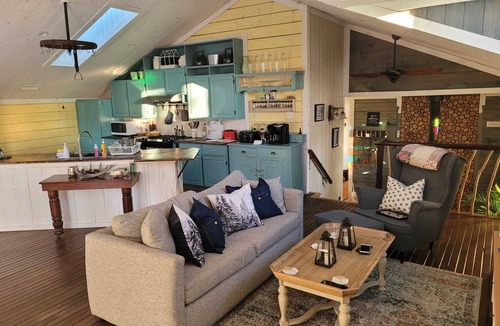Lanark Highlands Cottage | Rustic Meets Luxury