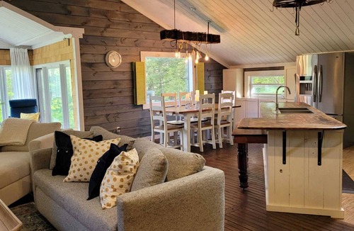 Lanark Highlands Cottage | Rustic Meets Luxury