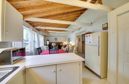 Union Cottage | Rustic Retreat Across from Lake; Family Friendly!