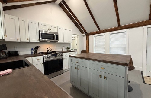 East Haven  Rutland County Apartment | Rutland-Killington Mountain Midway: Refreshed 2BR Flat with High-End Kitchen and Spa Shower