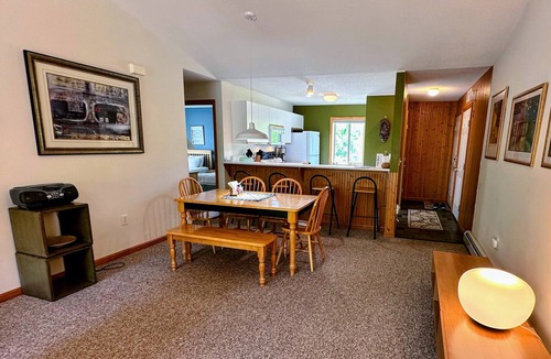 Carroll Apartment | S48 Upper level end unit condo 10 minute walk to Mt Washington Hotel,