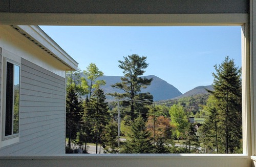 Carroll Apartment | S48 Upper level end unit condo 10 minute walk to Mt Washington Hotel,