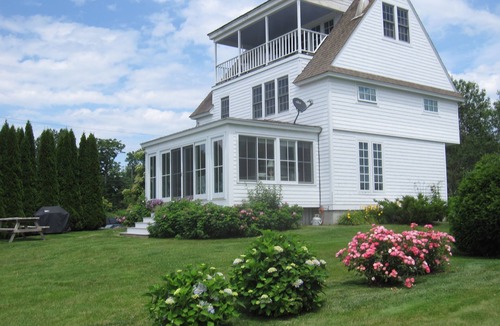 Trevett House | SALT WATER MAINE COTTAGE WITH DOCK - MINUTES TO BOTANICAL GARDENS