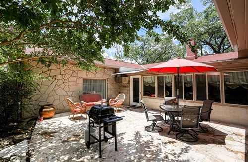 Fredericksburg House | Sam Houston's Retreat | Walking distance to Festivals | Close to Main Street