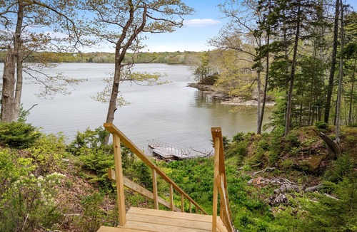 Cushing House | Settlers Cottage, cute Maine home with water views