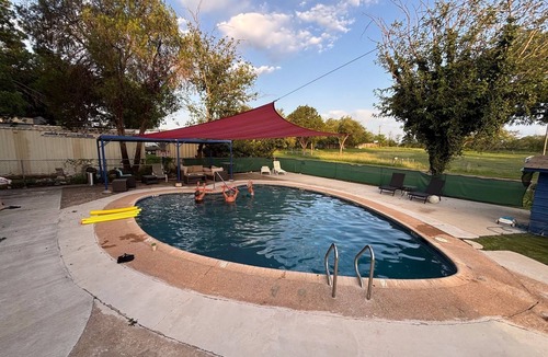 Kingsland House | Shad: Heating & AC, Pool, Pet-Friendly, Fire Pit