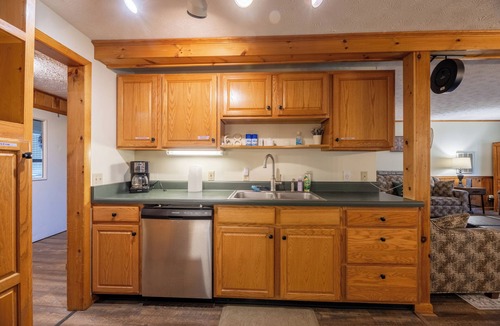 Edray House | Shamrock 4 Bed, 3 Bath, Indoor Bike Storage, New Granite Counters, Space for All