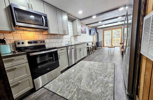 Edray House | Shamrock 73 - 2br/2ba - Pet Friendly - Fully Renovated!