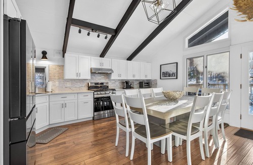 Stratton Mountain House | Shuttle or walk to village and lifts! Hot Tub + More!