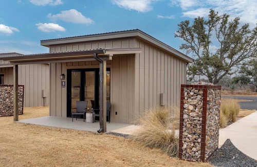 Stonewall Cabin | Silverstone Casita at Featherstone Winery