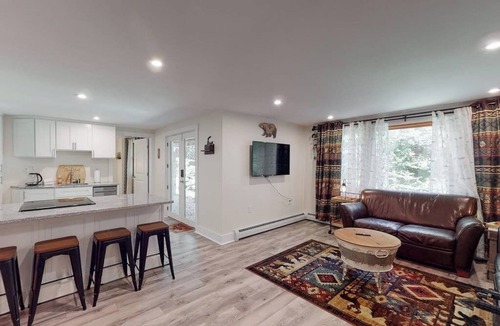 Windham House | Single-Level Duplex with Fast WiFi & a Full Kitchen - Close to Magic Mountain