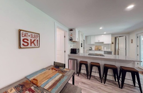 Windham House | Single-Level Duplex with Fast WiFi & a Full Kitchen - Close to Magic Mountain
