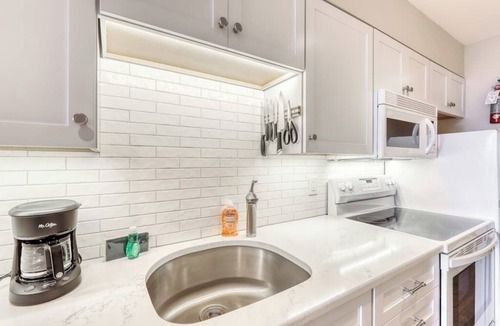 Warren Condo | Ski getaway near the slopes with private balcony & mountain views
