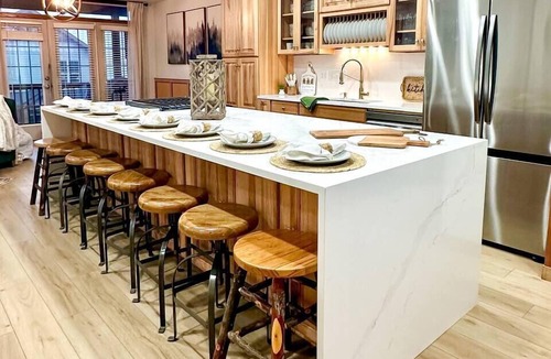 Edray House | SKI IN/OUT- Pool table, hot tub, A+ kitchen, 7 bedrooms->4 kings+custom kid rms!