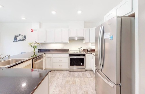 Warren Condo | Ski-in/ski-out condo near the slopes with pool, fast WiFi & garden-level patio