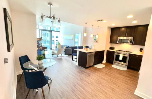 North Buckhead Apartment | Skyline Retreat Penthouse, Top Floor, Year round Pool, City View!