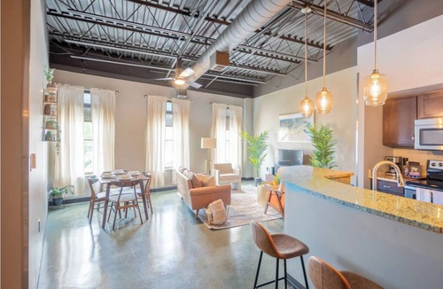 Weinland Park Apartment | Sleek Industrial Loft in Short North Near OSU with King Beds & Fast WiFi