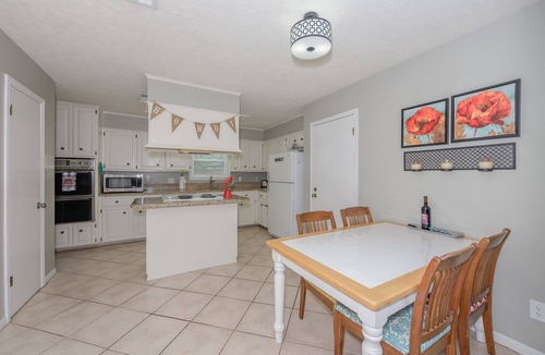 Southwood Valley House | Sleeps 9 ! HUGE living area & deck. Self-serve breakfast items.