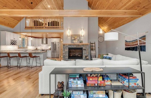 Sunday River Area Ski Chalet | Slopeside Chalet w/Hot Tub, Sauna & Game Room