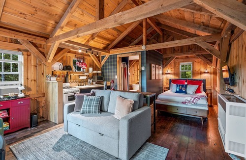 Bethel Cabin | Slow Mornings Hot Tub Nights Dogs Welcome