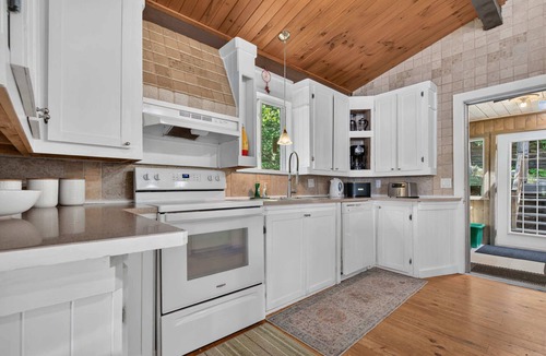 Amherst Ski Chalet | Spa & Waterfront | Chalet le Colibri