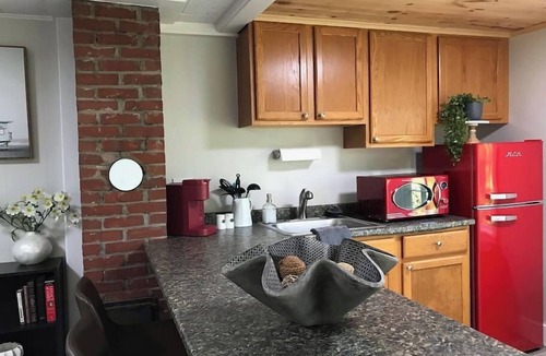 Edgecomb Cottage | Spacious 1 Bedroom Cottage Close to Everything 3