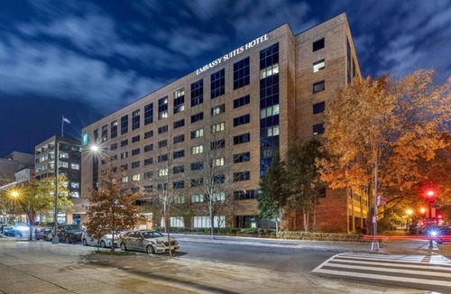 West End Hotel | Spacious 1BR King Stay| Free Breakfast, Kitchenette & Indoor Pool Access
