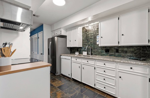 Glencoe Apartment | Spacious 2 Bed Lower Greenville Getaway (Left Side)