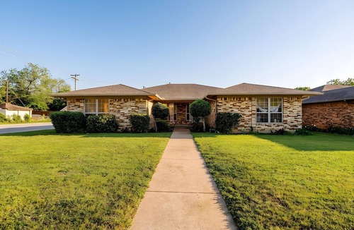 Glencoe Apartment | Spacious 2 Bed Lower Greenville Getaway (Left Side)
