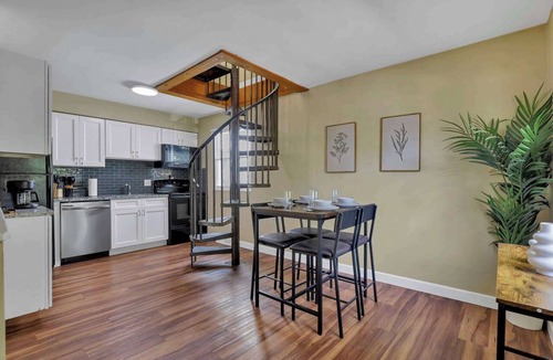 Old North Columbus Condo | Spacious 5-Bedroom Retreat in Central Columbus Perfect for Groups!