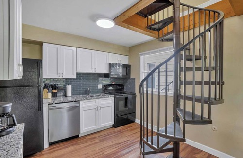 Old North Columbus Condo | Spacious 5-Bedroom Retreat in Central Columbus Perfect for Groups!