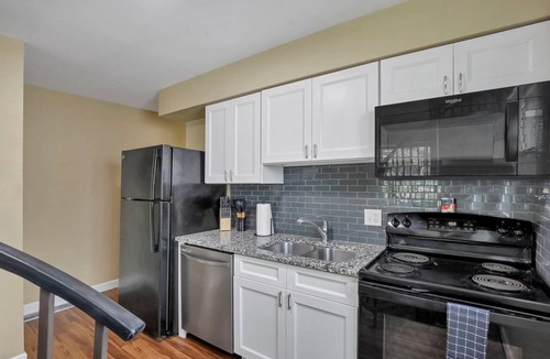 Old North Columbus Condo | Spacious 5-Bedroom Retreat in Central Columbus Perfect for Groups!